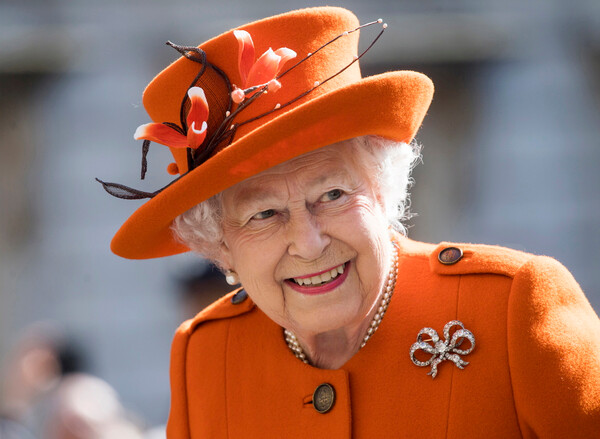 Η βασίλισσα Ελισάβετ με πορτοκαλί ταγέρ