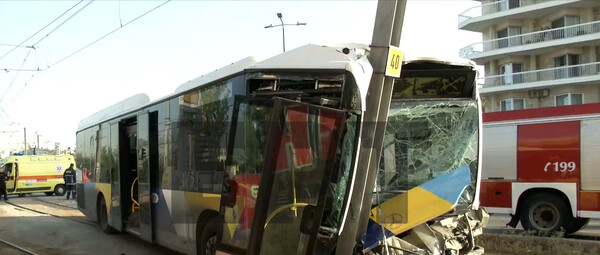 Άλιμος: Λεωφορείο καρφώθηκε σε κολώνα του τραμ - Υπάρχουν τραυματίες