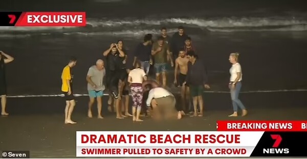 Δημοσιογράφος έπεσε στη θάλασσα για να σώσει 10χρονο- Στη διάρκεια live μετάδοσης