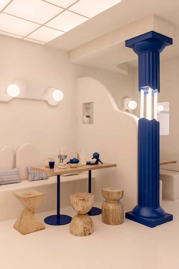 Σουβλατζίδικο στη Βαλένθια θυμίζει ελληνικό νησί -Λευκό και μπλε, με 3D printed κίονες με LED