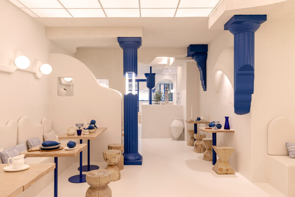 Σουβλατζίδικο στη Βαλένθια θυμίζει ελληνικό νησί -Λευκό και μπλε, με 3D printed κίονες με LED