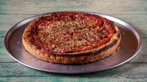 Deep dish pizza: Η ιστορία της και πού θα την απολαύσετε στην Αθήνα