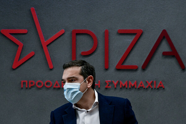 Ο Αλέξης Τσίπρας μπροστά από το σήμα του ΣΥΡΙΖΑ