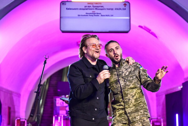 Οι U2 έδωσαν συναυλία με Ουκρανούς στρατιώτες σε σταθμό μετρό του Κιέβου 