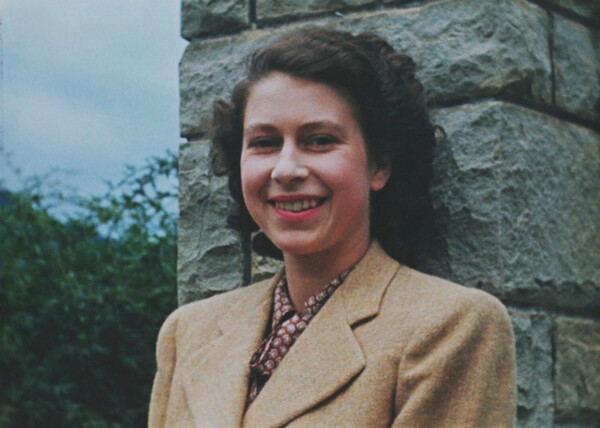 Η βασίλισσα Ελισάβετ όπως δεν την έχετε ξαναδεί -Ξέγνοιαστη και χαμογελαστή στο νέο ντοκιμαντέρ του BBC