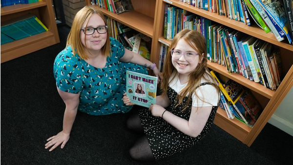 «Μην με κρίνετε, δεν μπορώ να το σταματήσω»: 12χρονη έγραψε βιβλίο για το σύνδρομο Tourette