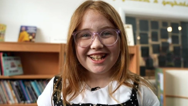 «Μην με κρίνετε, δεν μπορώ να το σταματήσω»: 12χρονη έγραψε βιβλίο για το σύνδρομο Tourette