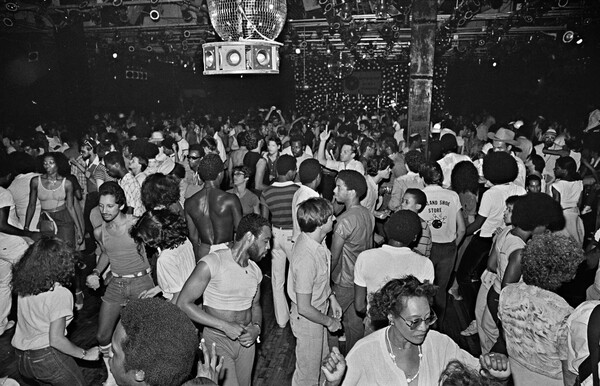 Οι καλύτερες μέρες της ντίσκο: Η νυχτερινή ζωή της Νέας Υόρκης μέσα από τις φωτογραφίες του Bill Bernstein