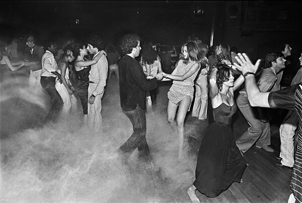 Οι καλύτερες μέρες της ντίσκο: Η νυχτερινή ζωή της Νέας Υόρκης μέσα από τις φωτογραφίες του Bill Bernstein