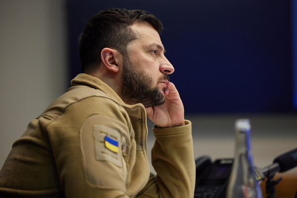Μπλούζα του Ζελένσκι πουλήθηκε πάνω από 100.000$- Σε δημοπρασία για την Ουκρανία