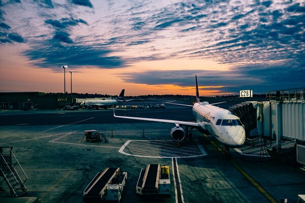 Αναστάτωση σε πτήση στο Ισραήλ: Έστειλαν φωτογραφίες με συντριβές αεροσκαφών στα κινητά επιβατών 