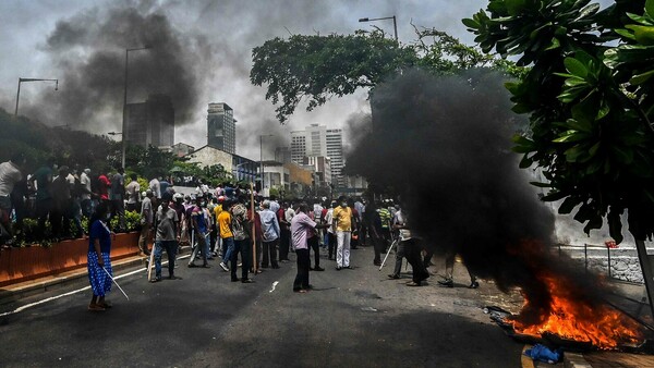 Explainer: Γιατί χρεωκόπησε και καίγεται η Σρι Λάνκα;