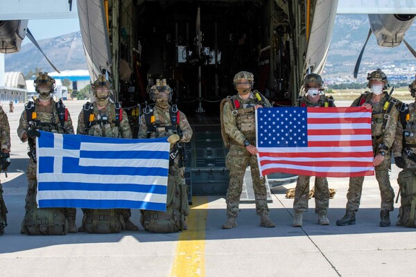 Συμβολικές πτήσεις αμερικανικών και ελληνικού C-130, πάνω από την Αθήνα