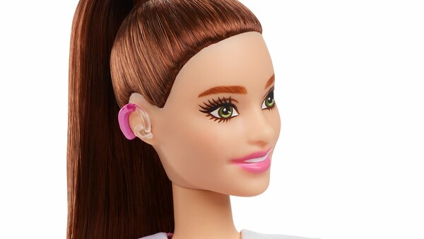 Η Barbie με ακουστικά βαρηκοΐας για πρώτη φορά