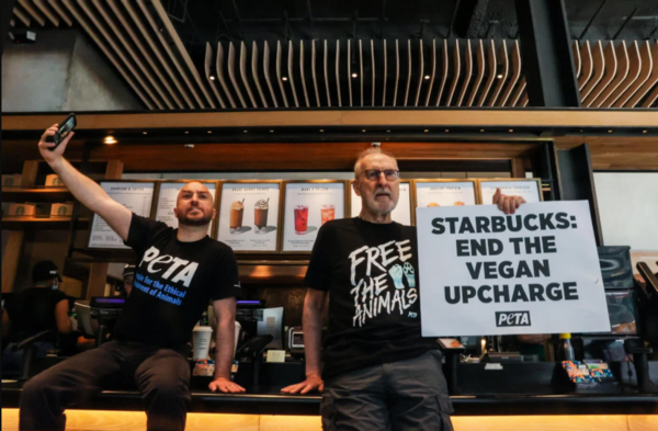 Ο Τζέιμς Κόργουελ κόλλησε το χέρι του σε πάγκο των Starbucks- Ο ηθοποιός συμμετείχε σε διαμαρτυρία της PETA