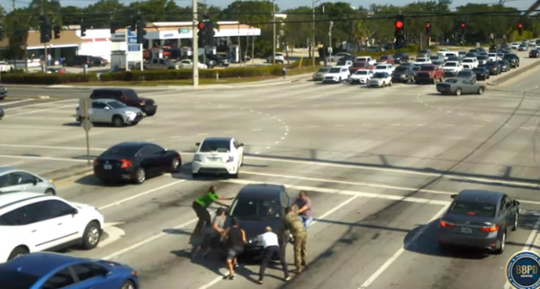 Φλόριντα: Πολίτες σταμάτησαν ΙΧ που συνέχισε να κινείται, όταν η οδηγός λιποθύμησε
