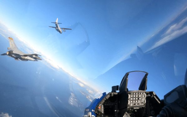Μαχητικά αεροσκάφη και ελικόπτερα πάνω από την Ακρόπολη 