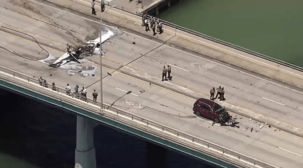 Μικρό αεροσκάφος συνετρίβη σε γέφυρα στο Μαϊάμι