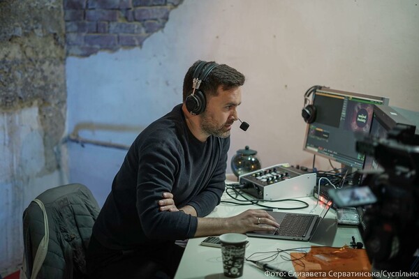 Eurovision 2022: Ο παρουσιαστής της Ουκρανίας σχολίαζε από καταφύγιο στο Κίεβο