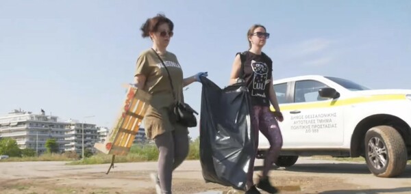 Θεσσαλονίκη: Ουκρανοί καθάρισαν τμήμα της παραλίας ως ένδειξη ευγνωμοσύνης για τη φιλοξενία
