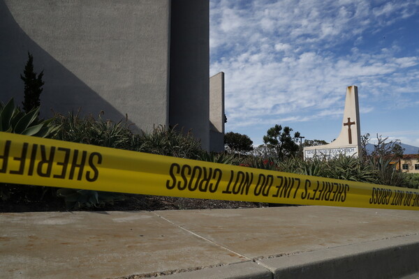 Καλιφόρνια: Πιστοί αιχμαλώτισαν ένοπλο που άρχισε να πυροβολεί μέσα στην εκκλησία