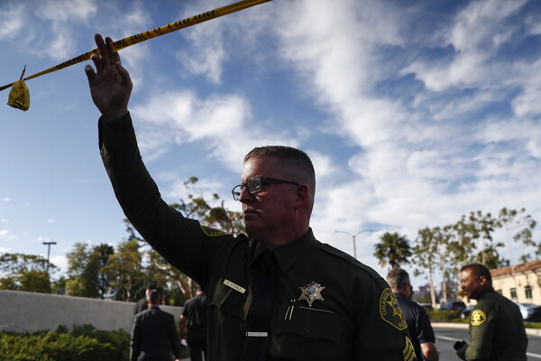 Καλιφόρνια: Πιστοί αιχμαλώτισαν ένοπλο που άρχισε να πυροβολεί μέσα στην εκκλησία
