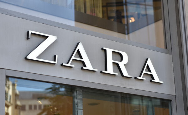 Τα Zara στη Βρετανία πλέον θα χρεώνουν τις online επιστροφές 