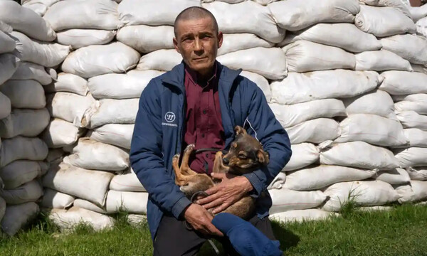 Ο Ουκρανός, που περπάτησε 225 χλμ για να γλιτώσει από τη φρίκη της Μαριούπολης, φοβάται για την υγεία του σκύλου του