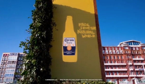 Ευφάνταστη διαφήμιση μπύρας: Ένα billboard που σχηματίζεται με το φως του ήλιου 