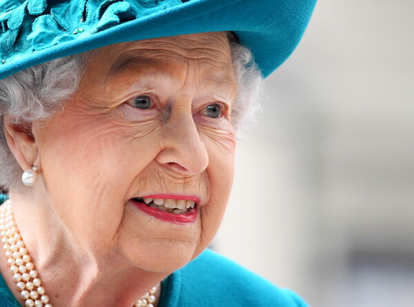 Η βασίλισσα Ελισάβετ έβαλε κραγιόν δημοσίως (χωρίς καθρέφτη)- και δεν είναι πρώτη φορά