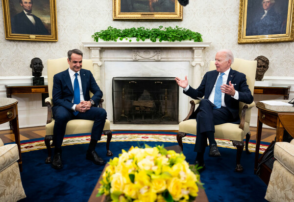 Συνάντηση Μητσοτάκη - Μπάιντεν στον Λευκό Οίκο: Ο πρόεδρος των ΗΠΑ φόρεσε γραβάτα με την ελληνική σημαία