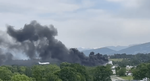 Μεγάλη φωτιά δίπλα στο αεροδρόμιο της Γενεύης- Προβλήματα στις πτήσεις