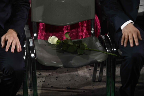 Τριαντάφυλλο σε καρέκλα