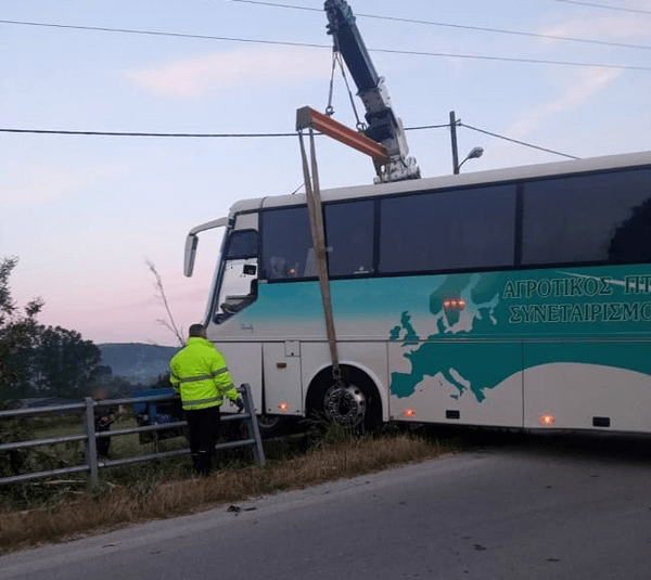 Τροχαίο ατύχημα με λεωφορείο στα Ιωάννινα: Λιποθύμησε ο οδηγός και το όχημα κατέληξε στις μπάρες