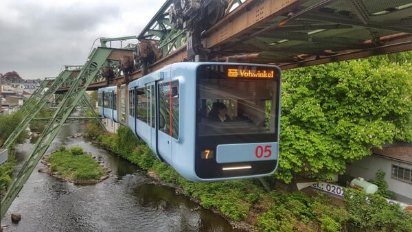 Τα πάνω-κάτω: Σε αυτή τη γερμανική πόλη υπάρχει κρεμαστό τρένο