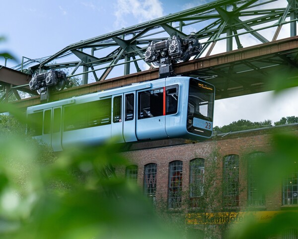 Τα πάνω-κάτω: Σε αυτή τη γερμανική πόλη υπάρχει κρεμαστό τρένο