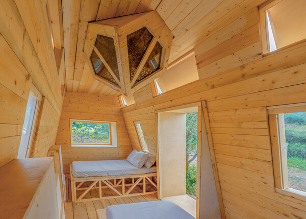 ‘Air Bee & Bee’ Surrounds You With A Million Bzzzy Bees While You Sleep