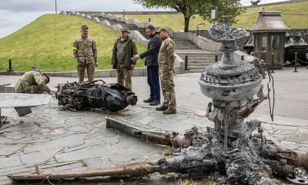  Άρβυλα, άτρακτοι, κουφάρια τανκς - «Λάφυρα» του ρωσικού πολέμου σε μια προσωρινή έκθεση σε μουσείο του Κιέβου