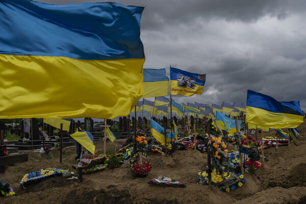 UKRAINE FLAGS GRAVES