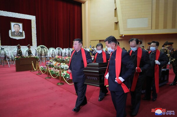 Ο Κιμ Γιονγκ Ουν, χωρίς μάσκα, κουβαλά φέρετρο στην κηδεία Βορειοκορετάτη αξιωματούχου
