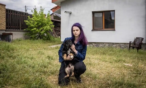 «Είχαμε πολλά να κάνουμε για να φοηθούμε»: Το ζευγάρι που άφησε την Ουκρανία με 19 σκυλιά