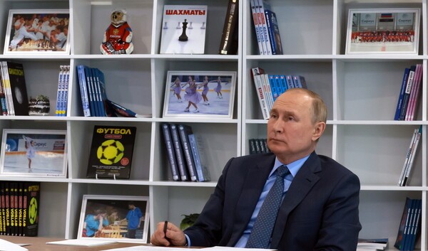 «Ο Πούτιν θα φύγει μέχρι το 2023»: Οι εκτιμήσεις πρώην αρχηγού της MI6 με φόντο τις φήμες για προβλήματα υγείας 