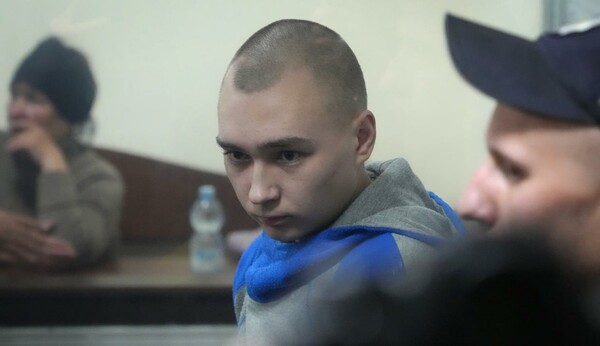Explainer: Είναι όντως εγκληματίας πολέμου ο 21χρονος Ρώσος που καταδικάστηκε με ισόβια χθες;