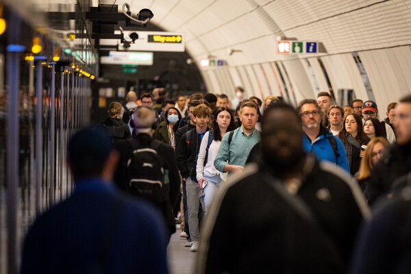 «Γραμμή Ελισάβετ»: Ο νέος υπόγειος σιδηρόδρομος βαθιά κάτω από το Λονδίνο ξεκίνησε δρομολόγια