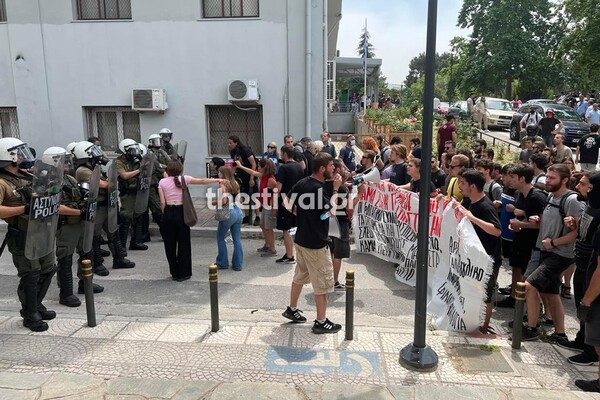 ΑΠΘ: Ένταση με χημικά και σπρωξίματα έξω από το τμήμα Βιολογίας