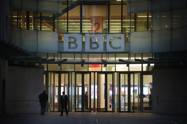 BBC: «Στροφή» στο ψηφιακό μοντέλο - Τουλάχιστον 1.000 απολύσεις τα επόμενα χρόνια
