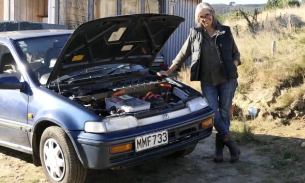 Νέα Ζηλανδία: Γιαγιά έφτιαξε το δικό της ηλεκτρικό αυτοκίνητο - Τροφοδοτείται από ηλιακή ενέργεια