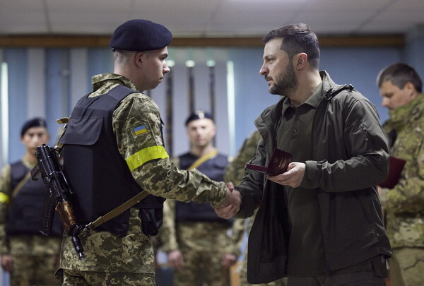 Ουκρανία: Ο Ζελένσκι συναντήθηκε με στρατιώτες πρώτης γραμμής στο Χάρκοβο - Δυνατές εκρήξεις στην πόλη μετά την επίσκεψη
