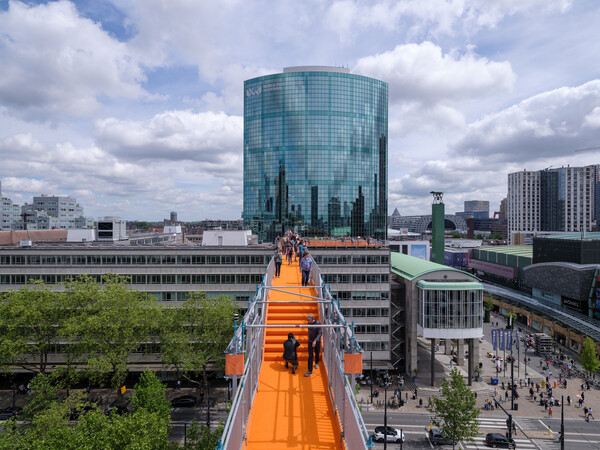 Ένας περίπατος στις ταράτσες του Ρότερνταμ άνοιξε στο κοινό και δειχνει την πόλη με αλλιώτικο τρόπο