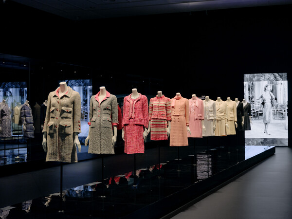 Fashion Manifesto: Ο υπέροχος κόσμος της Κοκό Σανέλ στο μουσείο V&A στο Λονδίνο